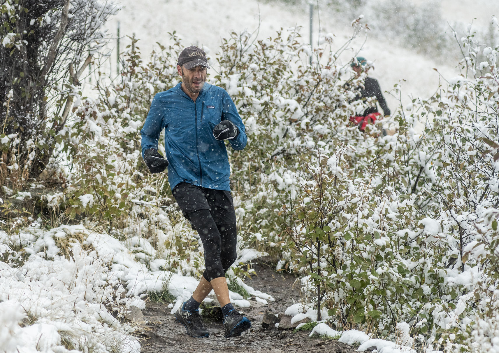 Runners brave the snow on Sentinel